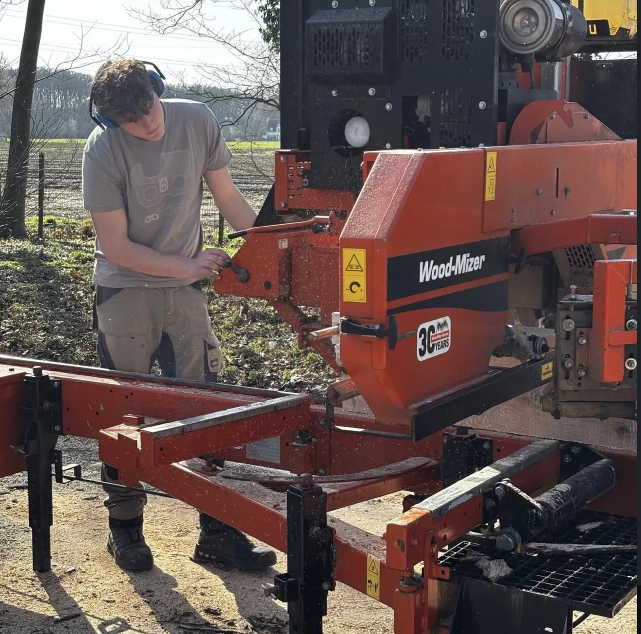 Vince Thoen verzaagt boomstammen tot planken op een mobiele zaagmolen
